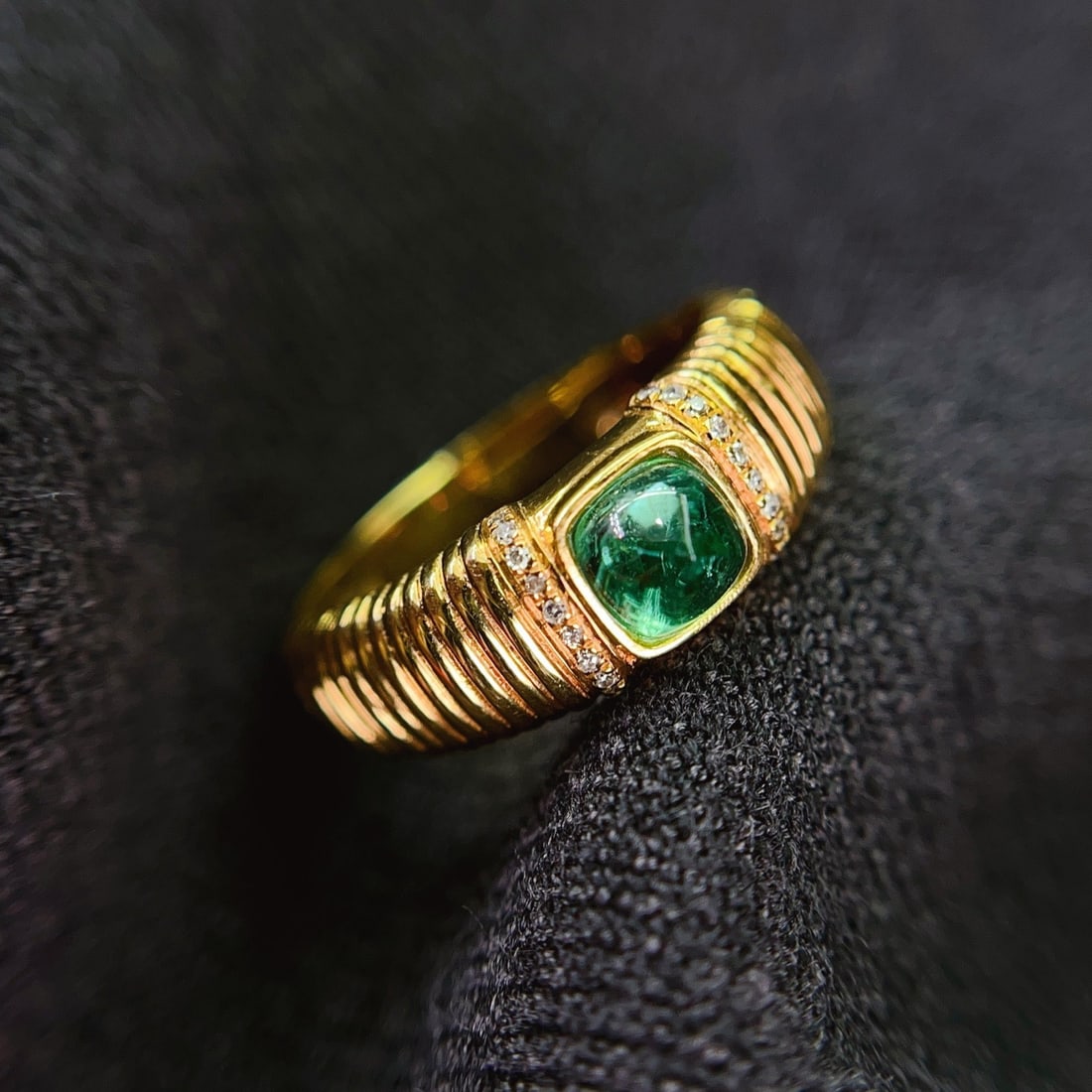 14k Gold 0.60 Ct Natural Emerald & Diamond Ring: Ref:231100059 // gold content:14k gold // ring size:7. 25us // // main gemstone:emerald // shape:sugar-loaf // carat weight:0. 60ct // color:green // treatment:natural // // adjacent gemstone 2 : diam