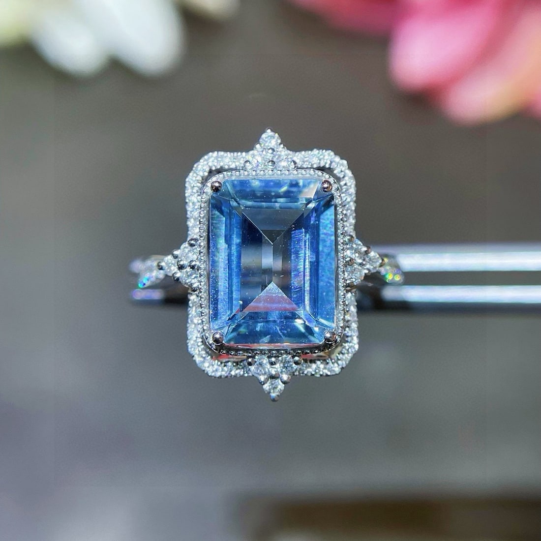 14k Gold 2.57 Ctw Natural Aquamarine & Diamond Ring: Ref:231100109 // gold content:14k gold // ring size:7. 25us // // main gemstone:aquamarine // shape:octagonal // carat weight:2. 25ct // color:blue // treatment:natural // // adjacent gemstone 2 :