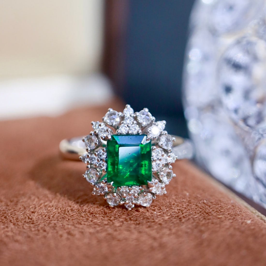 14k Gold 1.51 Ctw Vivid Green Natural Emerald & Diamond Ring: Ref:231100112 // gold content:14k gold // ring size:7. 25us // // main gemstone:emerald // shape:octagonal // carat weight:1. 10ct // color:vivid green // treatment:natural // // adjacent gemstone 2 :