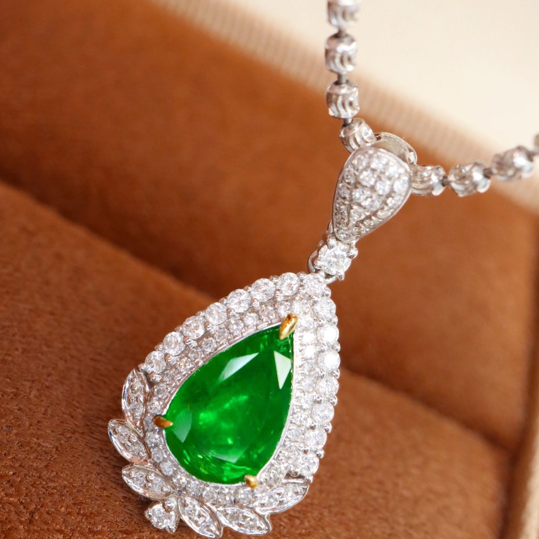 14k Gold 1.34 Ctw Vivid Green Natural Emerald & Diamond Pendant( Without Chain ): Ref:231100114 // gold content:14k gold // main gemstone:emerald // shape:pear // carat weight:1. 00ct // color:vivid green // treatment:natural // // adjacent gemstone 2 : diamond // shape:round //