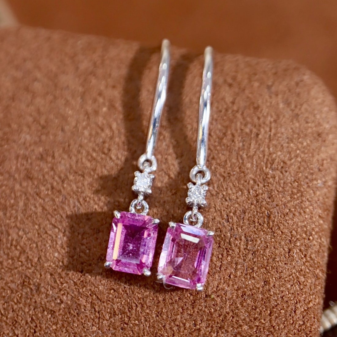 14k Gold 0.88 Ctw Natural Sapphire & Diamond Earrings: Ref:231100121 // gold content:14k gold // main gemstone:sapphire // shape:octagonal // carat weight:0. 85ct // color:pink // treatment:natural // // adjacent gemstone 2 : diamond // shape:round //