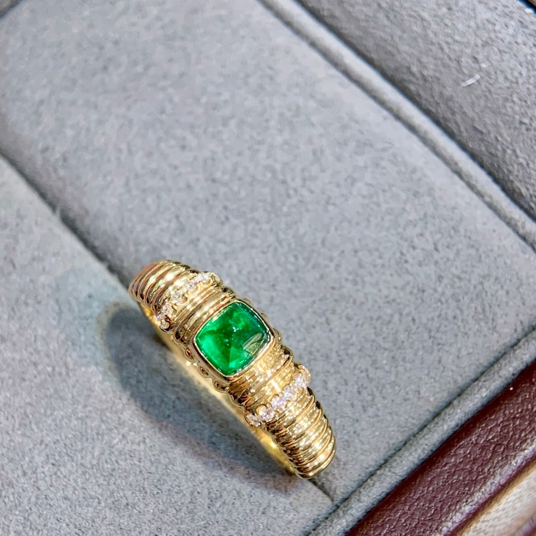 14k Gold 0.63 Ctw Vivid Green Natural Emerald & Diamond Ring - 2
