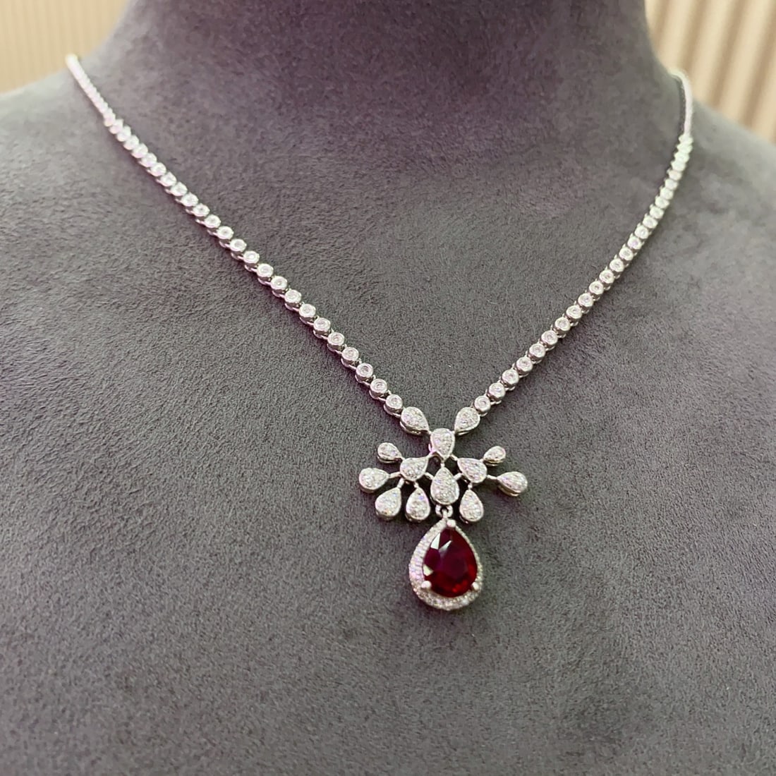 14k Gold 1.00 Ct Natural Ruby & Diamond Necklace: Ref:231100171 // gold content:14k gold // main gemstone:ruby // shape:pear // carat weight:1. 00ct // color:red // treatment:natural // // adjacent gemstone 2 : diamond // number of stones:141 //
