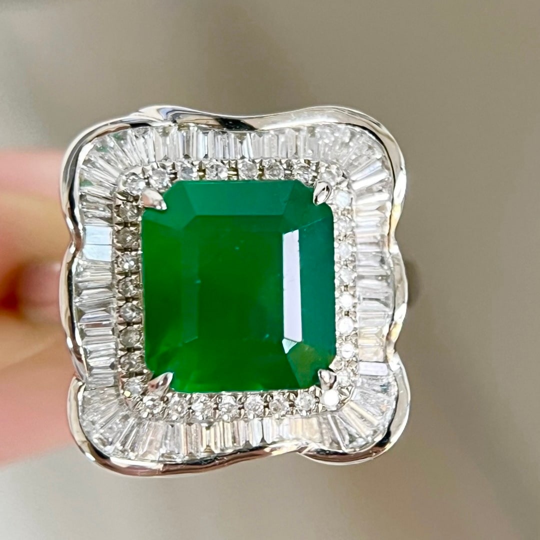 14k Gold 4.67 Ctw Vivid Green Natural Emerald & Diamond Ring: Ref:231100172 // gold content:14k gold // ring size:7. 25us // // main gemstone:emerald // shape:octagonal // carat weight:3. 74ct // color:vivid green // treatment:natural // // adjacent gemstone 2
