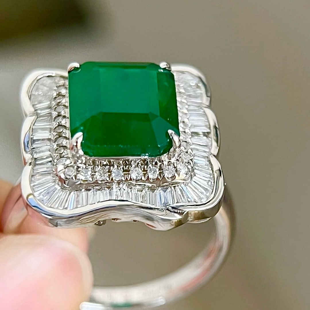 14k Gold 4.67 Ctw Vivid Green Natural Emerald & Diamond Ring - 3