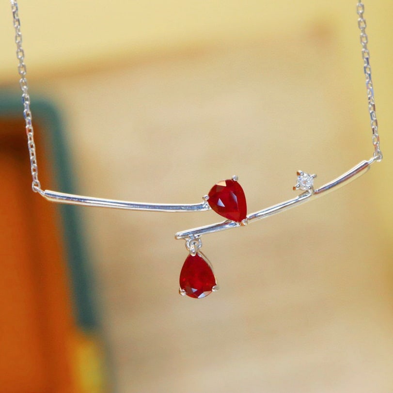 14k Gold 0.65 Ctw Natural Ruby & Diamond Necklace: Ref:231100175 // gold content:14k gold // main gemstone:ruby // shape:pear // carat weight:0. 63ct // color:red // treatment:natural // // adjacent gemstone 2 : diamond // number of stones:1 //