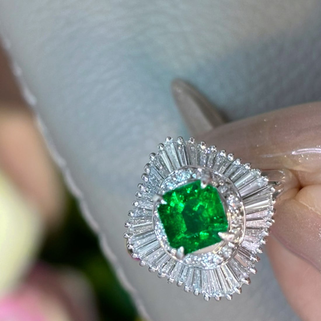 14k Gold 1.85 Ct Vivid Green Natural Emerald & Diamond Ring - 2