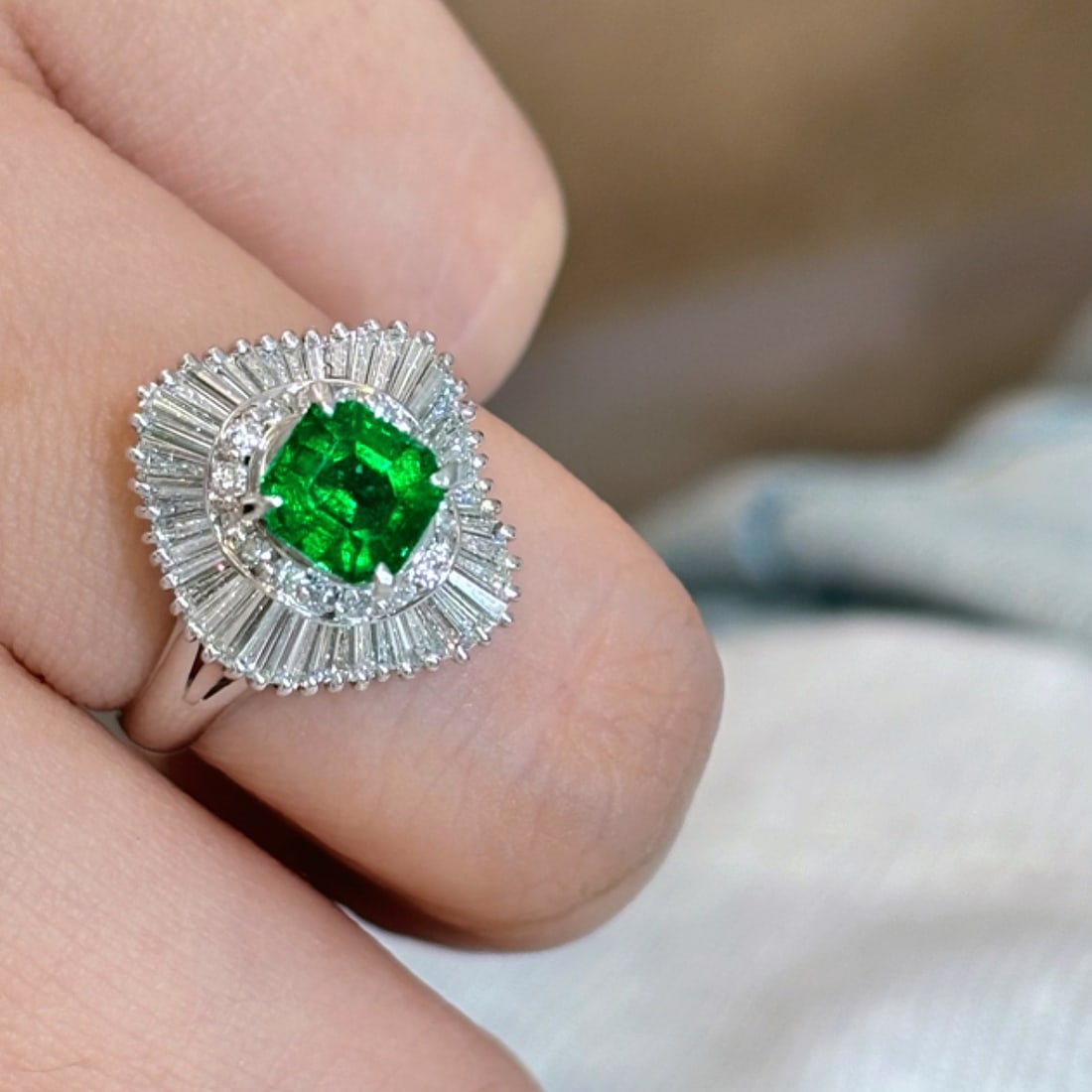 14k Gold 1.85 Ct Vivid Green Natural Emerald & Diamond Ring - 3