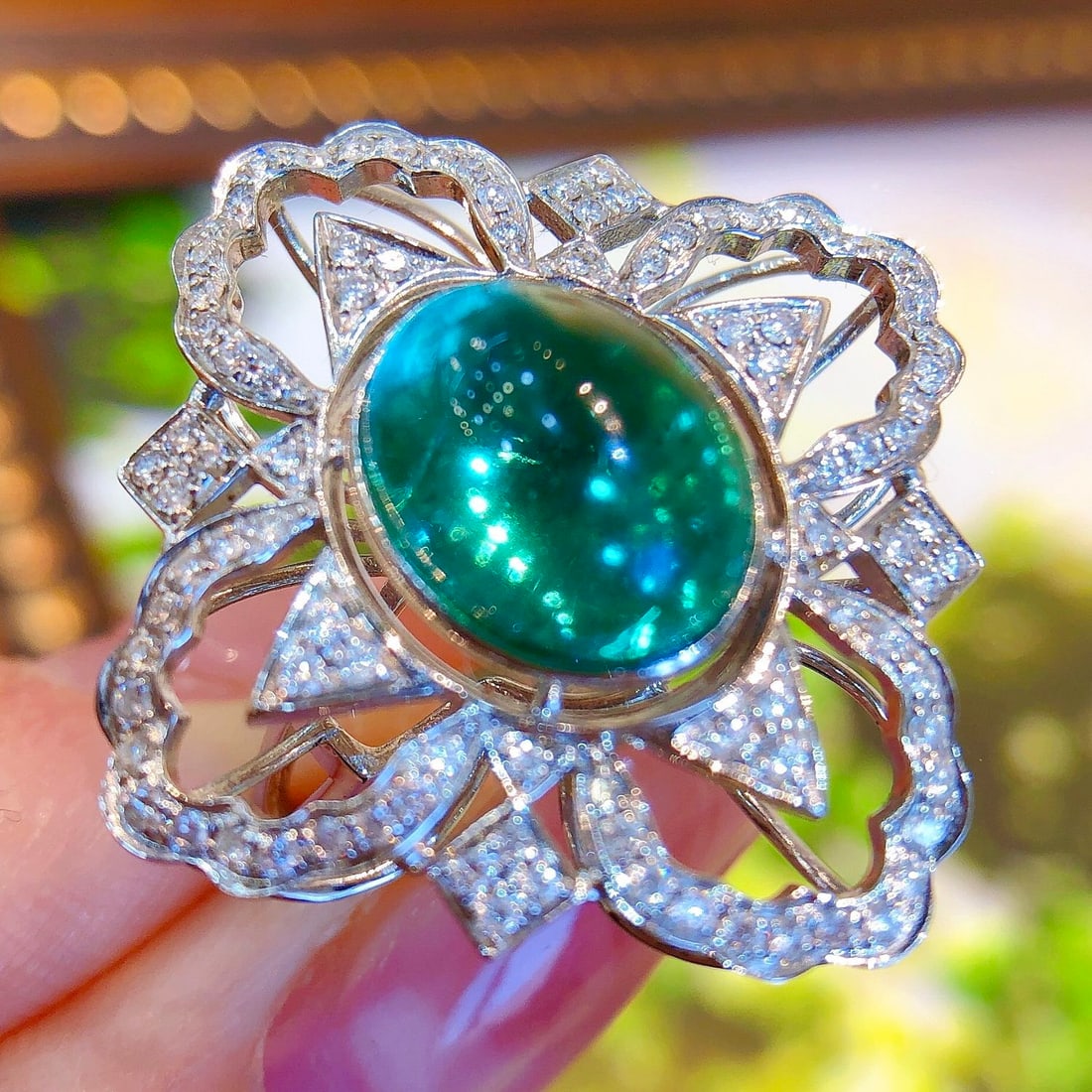 14k Gold 4.75 Ctw Vivid Green Natural Emerald & Diamond Ring: Ref:231100201 // gold content:14k gold // ring size:7. 25us // // main gemstone:emerald // shape:oval // carat weight:4. 30ct // color:vivid green // treatment:natural // // adjacent gemstone 2 : diam