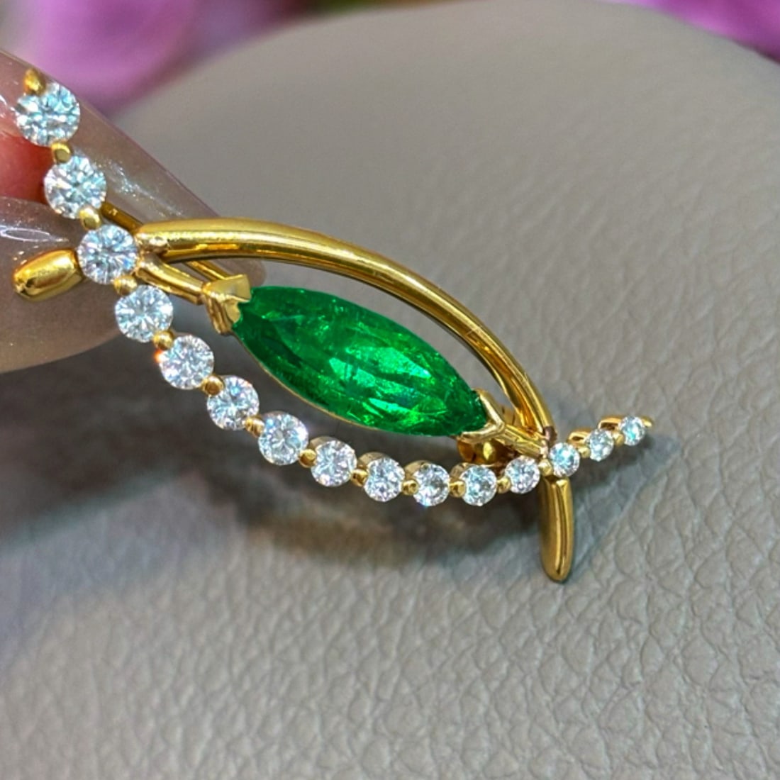14k Gold 1.79 Ctw Vivid Green Natural Emerald & Diamond Brooch/pendant( Without Chain ): Ref:231100225 // gold content:14k gold // main gemstone:emerald // shape:marquise // carat weight:1. 29ct // color:vivid green // treatment:natural // // adjacent gemstone 2 : diamond // shape:round /