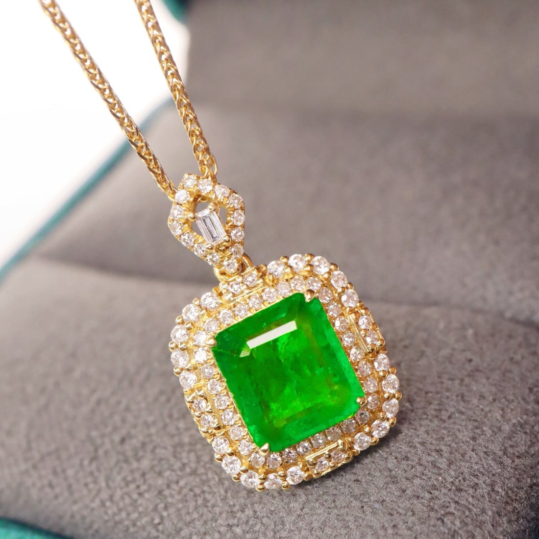 14k Gold 1.68 Ctw Vivid Green Natural Emerald & Diamond Pendant( Without Chain ) - 4