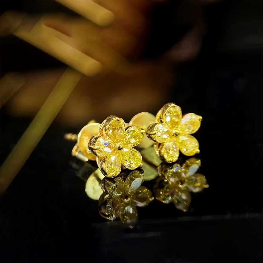 14k Gold 0.7 Ct Natural Yellow Diamond Earrings - 3