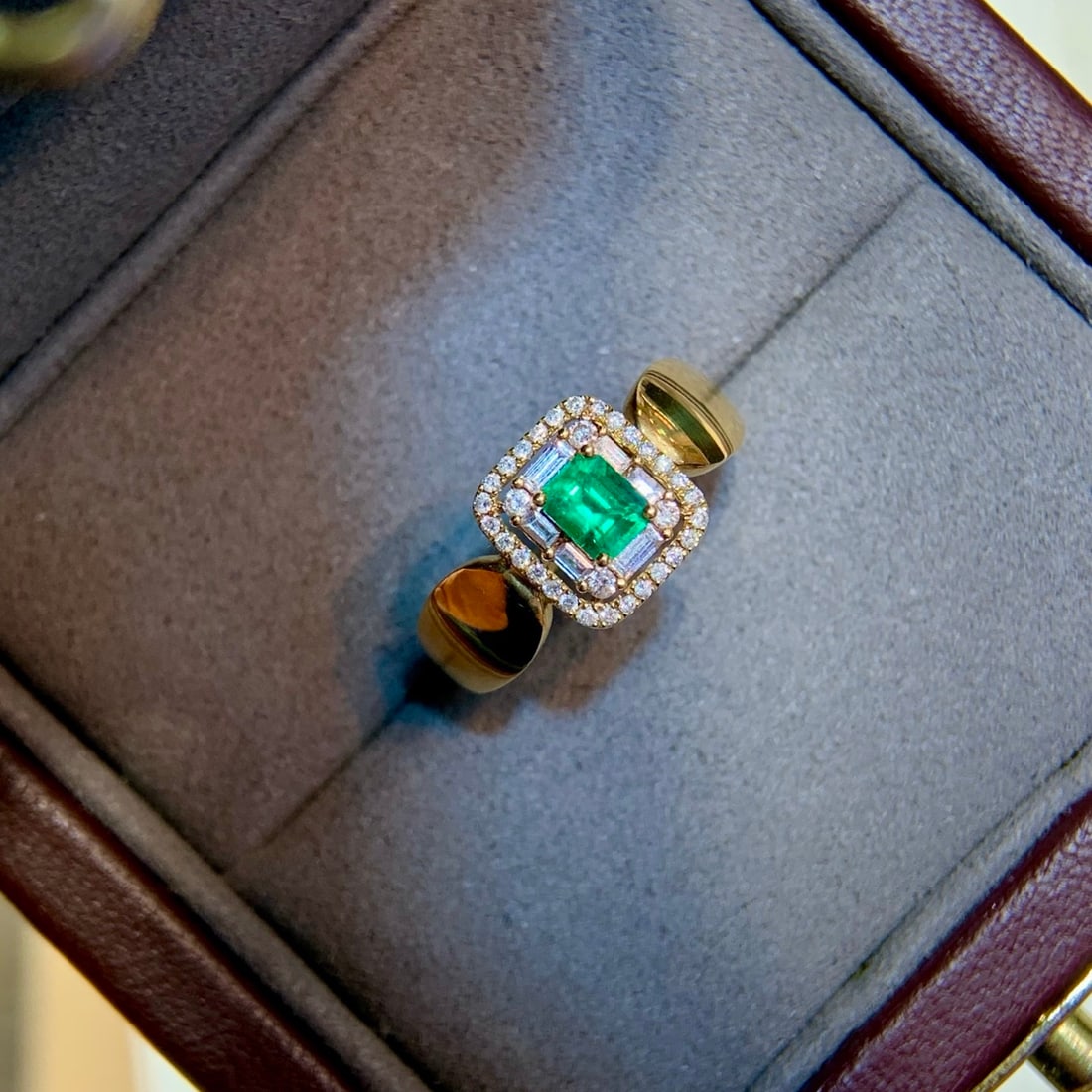 14k Gold 0.70 Ctw Vivid Green Natural Emerald & Diamond Ring - 2