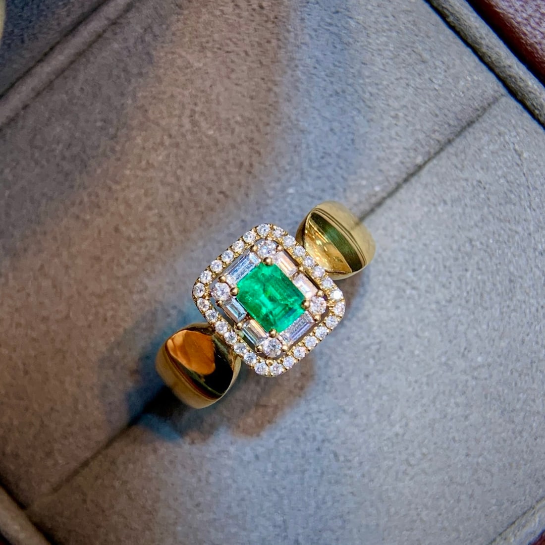14k Gold 0.70 Ctw Vivid Green Natural Emerald & Diamond Ring - 3