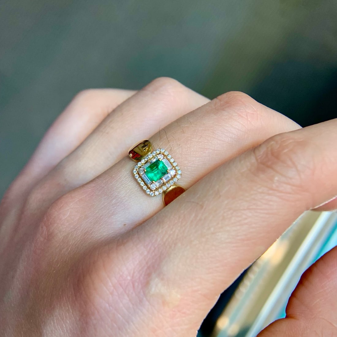14k Gold 0.70 Ctw Vivid Green Natural Emerald & Diamond Ring - 4