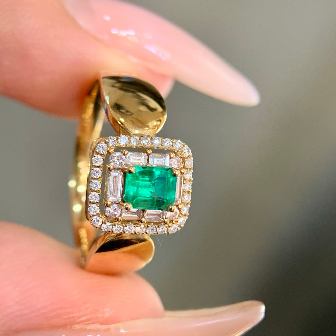14k Gold 0.70 Ctw Vivid Green Natural Emerald & Diamond Ring - 5
