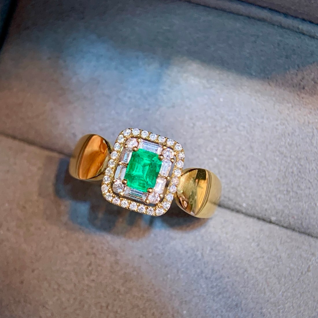 14k Gold 0.70 Ctw Vivid Green Natural Emerald & Diamond Ring - 6