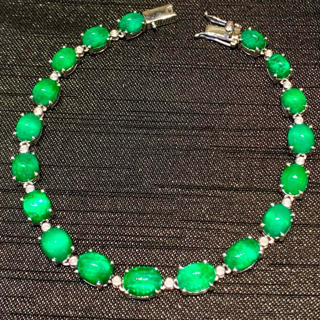 14k Gold 16 Ct Natural Emerald & Diamond Bracelet: Ref:231100449 // gold content:14k gold // main gemstone:emerald // shape:oval // carat weight:16ct // color:green // treatment:natural // // adjacent gemstone 2 : diamond // shape:round // clarity gra