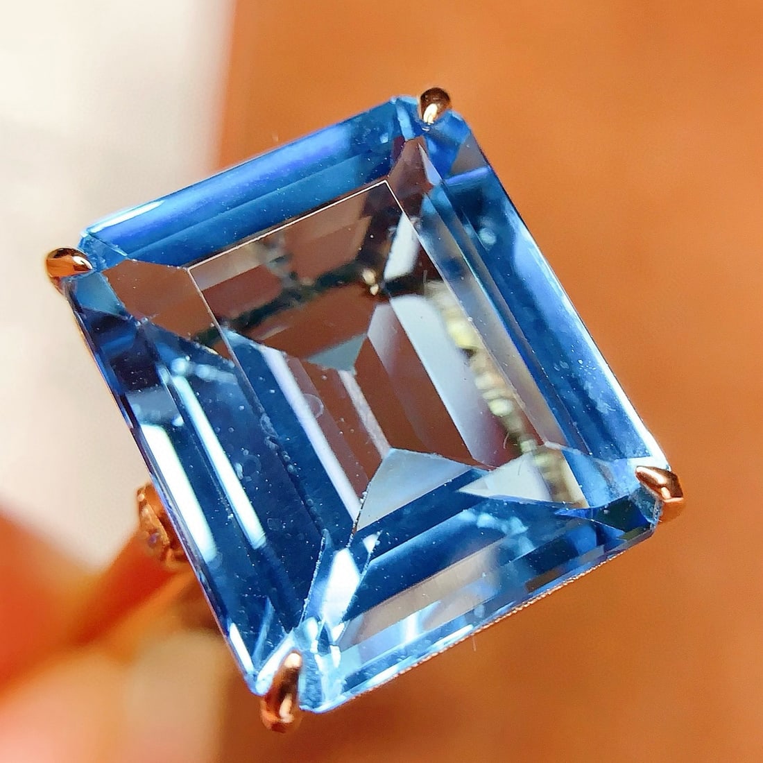 14k Gold 13.00 Ct Natural Topaz & Diamond Ring: Ref:231101166 // gold content:14k gold // ring size:7. 25us // // main gemstone:topaz // shape:octagonal // carat weight:13. 00ct // color:blue // treatment:natural // // adjacent gemstone 2 :