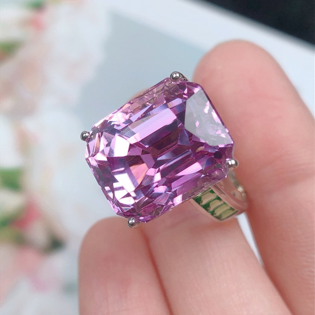 14k Gold 20.18 Ctw Natural Kunzite & Tsavorite Ring - 4
