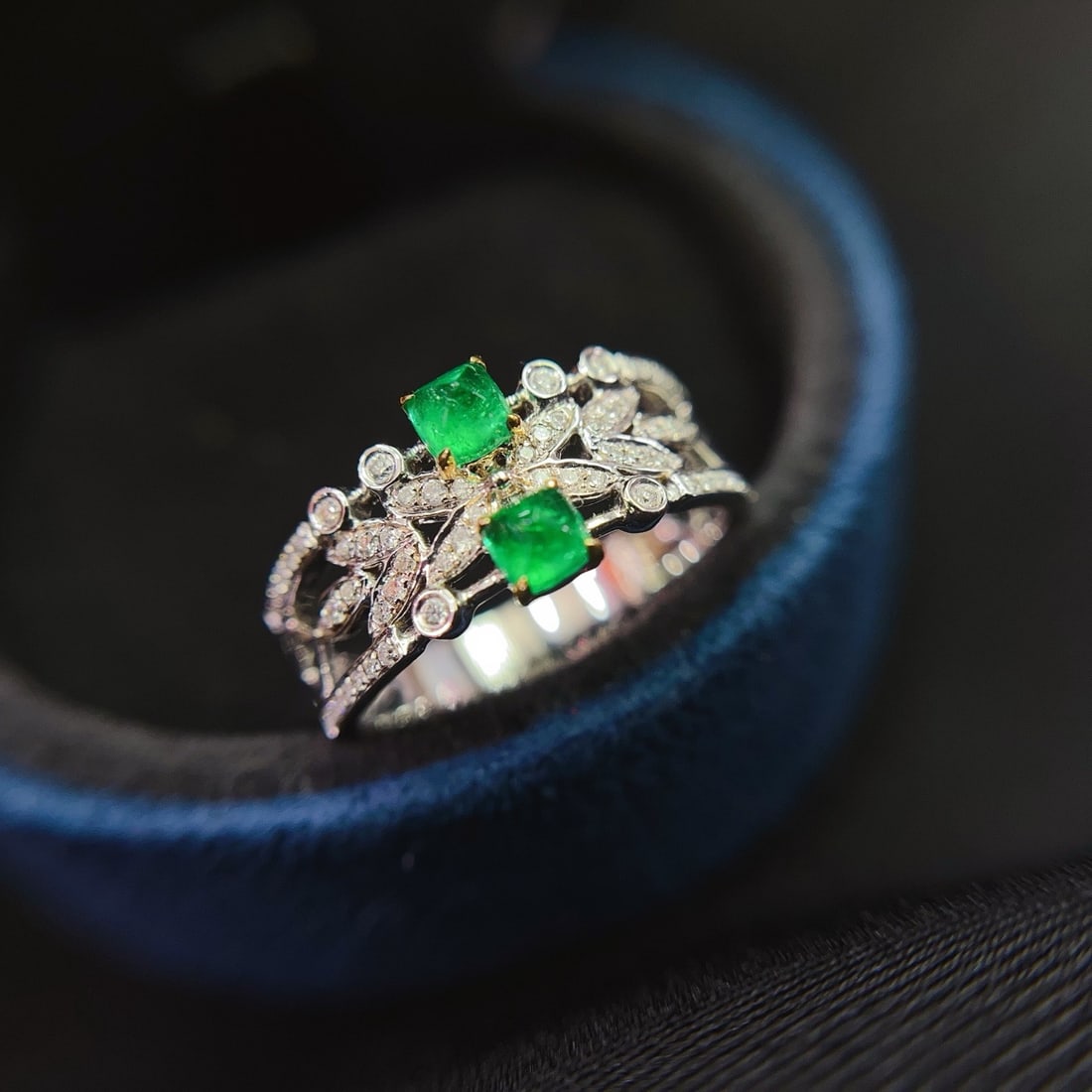 14k Gold 0.65 Ct Vivid Green Natural Emerald & Diamond Ring - 3