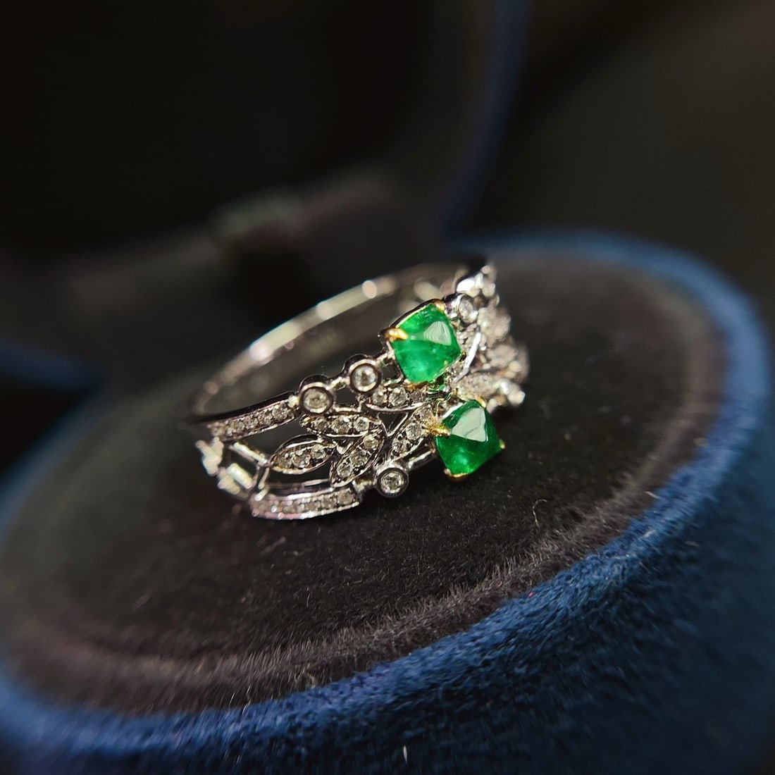 14k Gold 0.65 Ct Vivid Green Natural Emerald & Diamond Ring - 4