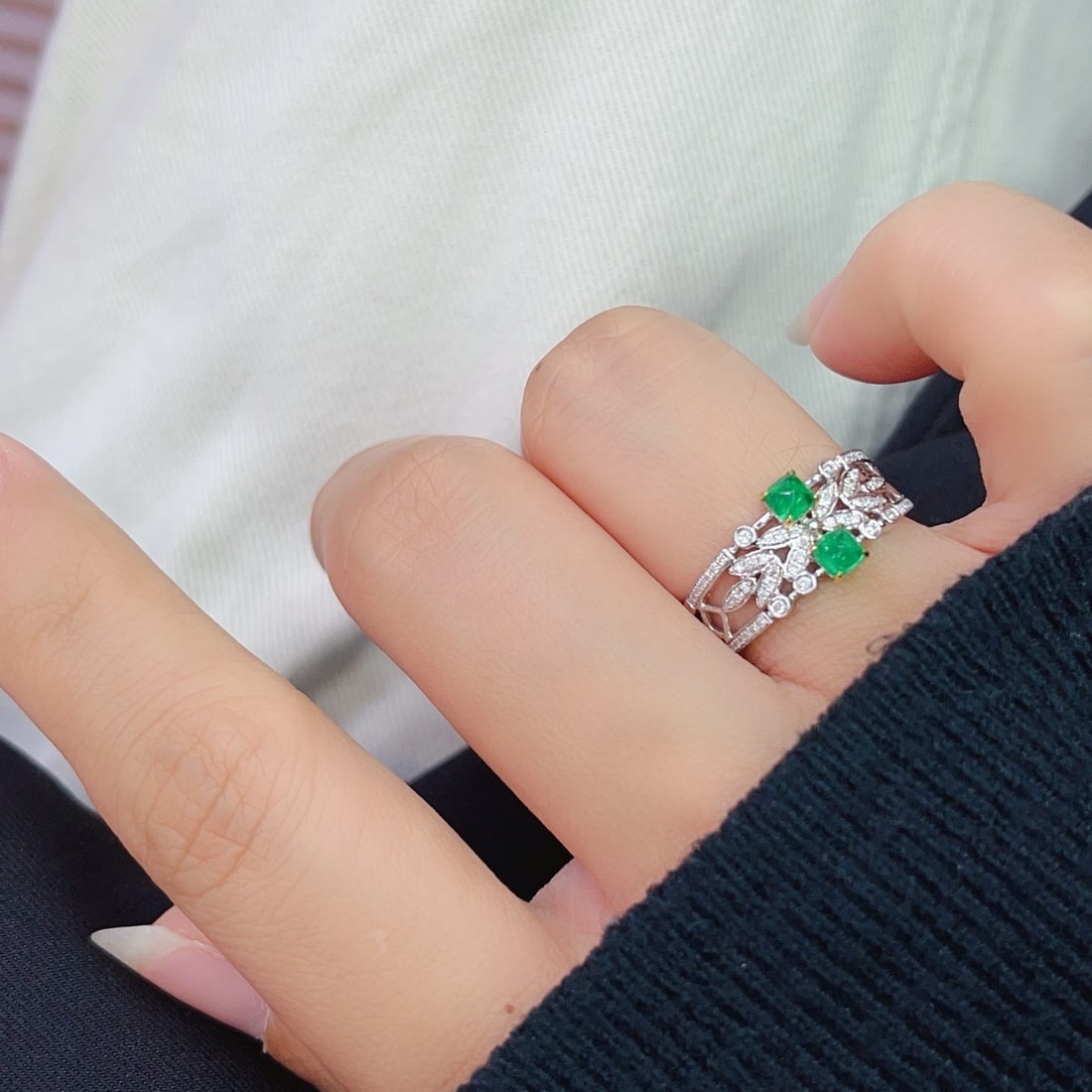 14k Gold 0.65 Ct Vivid Green Natural Emerald & Diamond Ring - 6