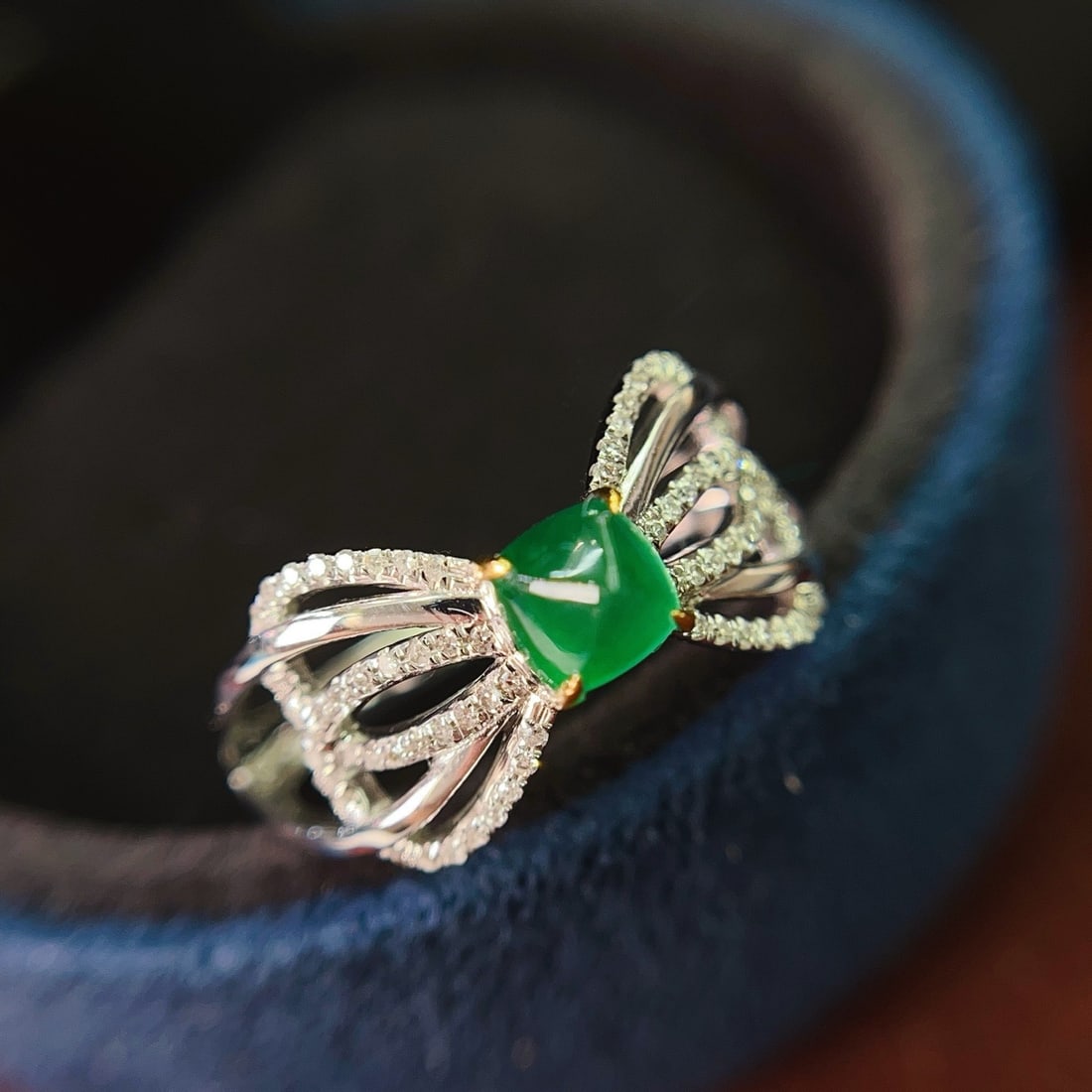 14k Gold 0.70 Ct Vivid Green Natural Emerald & Diamond Ring: Ref:231102046 // gold content:14k gold // ring size:7. 25us // // main gemstone:emerald // shape:sugar-loaf // carat weight:0. 70ct // color:vivid green // treatment:natural // // adjacent gemstone 2