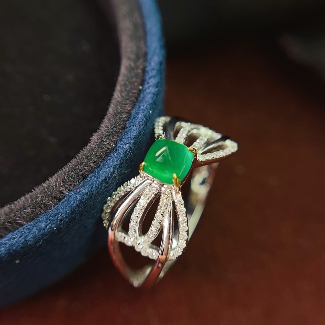 14k Gold 0.70 Ct Vivid Green Natural Emerald & Diamond Ring - 2