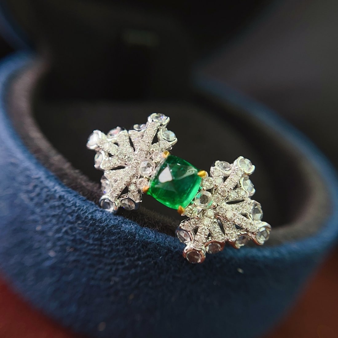 14k Gold 0.80 Ct Vivid Green Natural Emerald & Diamond Ring - 2