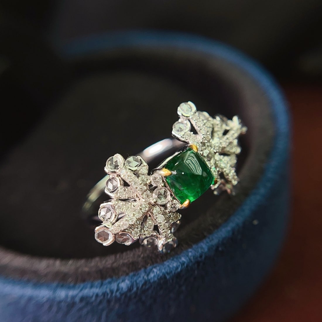 14k Gold 0.80 Ct Vivid Green Natural Emerald & Diamond Ring - 3