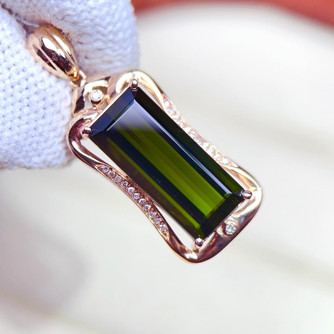 14k Gold 7.82 Ctw Natural Tourmaline & Diamond Pendant( Without Chain ): Ref:231102100 // gold content:14k gold // main gemstone:tourmaline // shape:octagonal // carat weight:7. 75ct // color:green // treatment:natural // // adjacent gemstone 2 : diamond // number of