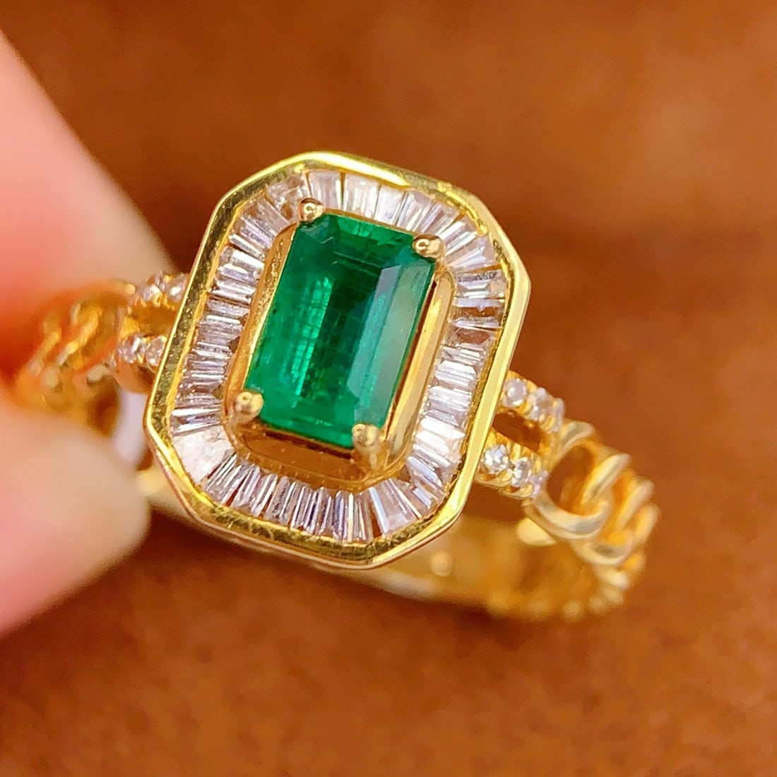 14k Gold 0.8 Ct Vivid Green Natural Emerald & Diamond Ring: Ref:231102131 // gold content:14k gold // ring size:7. 25us // // main gemstone:emerald // shape:octagonal // carat weight:0. 8ct // color:vivid green // treatment:natural // // adjacent gemstone 2 : 