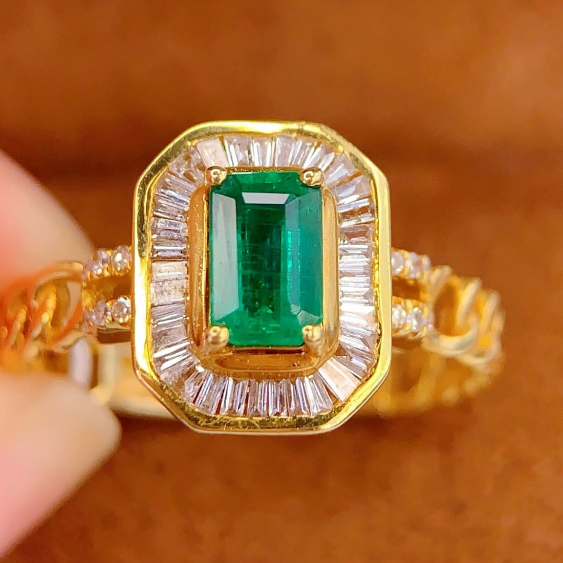 14k Gold 0.8 Ct Vivid Green Natural Emerald & Diamond Ring - 2