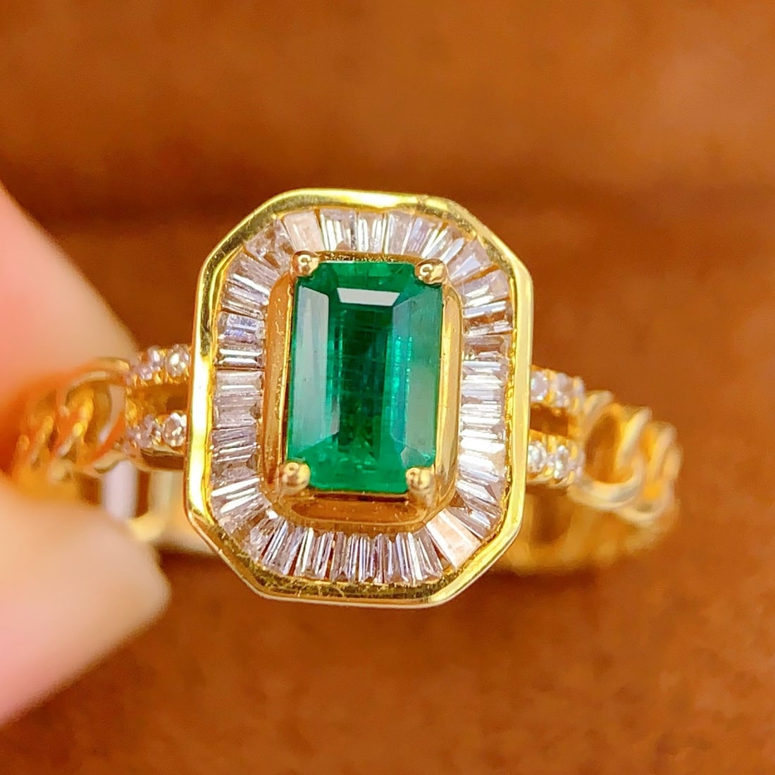 14k Gold 0.8 Ct Vivid Green Natural Emerald & Diamond Ring - 4