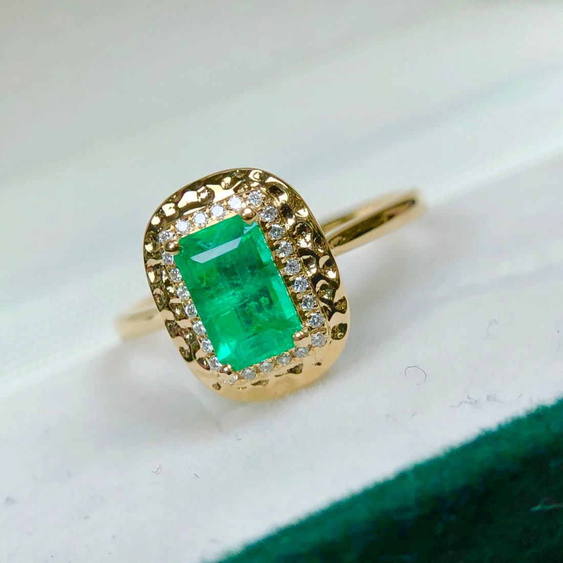 14k Gold 0.95 Ctw Vivid Green Natural Emerald & Diamond Ring - 2