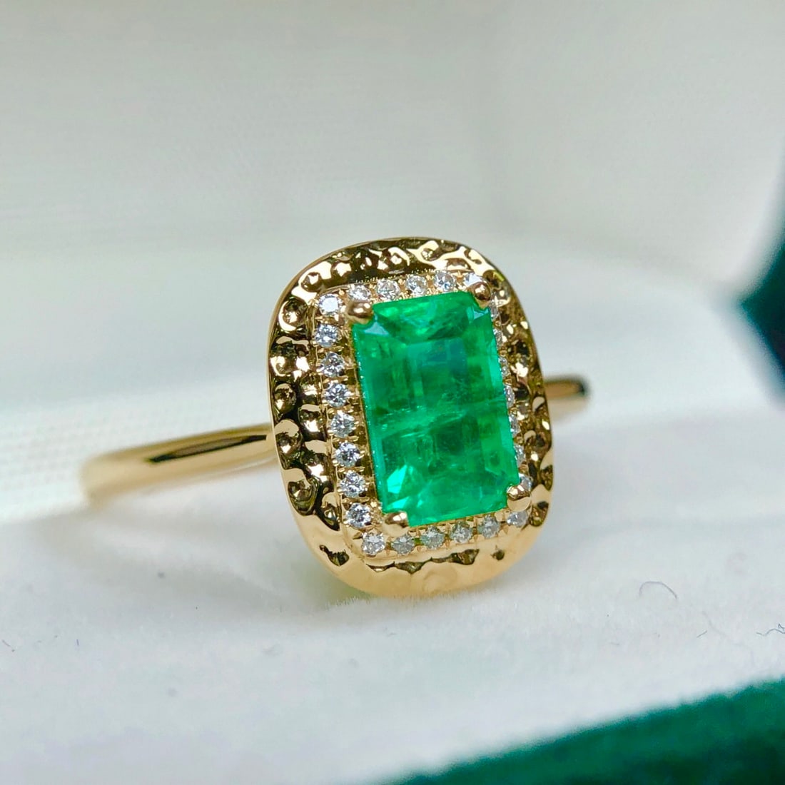14k Gold 0.95 Ctw Vivid Green Natural Emerald & Diamond Ring - 3