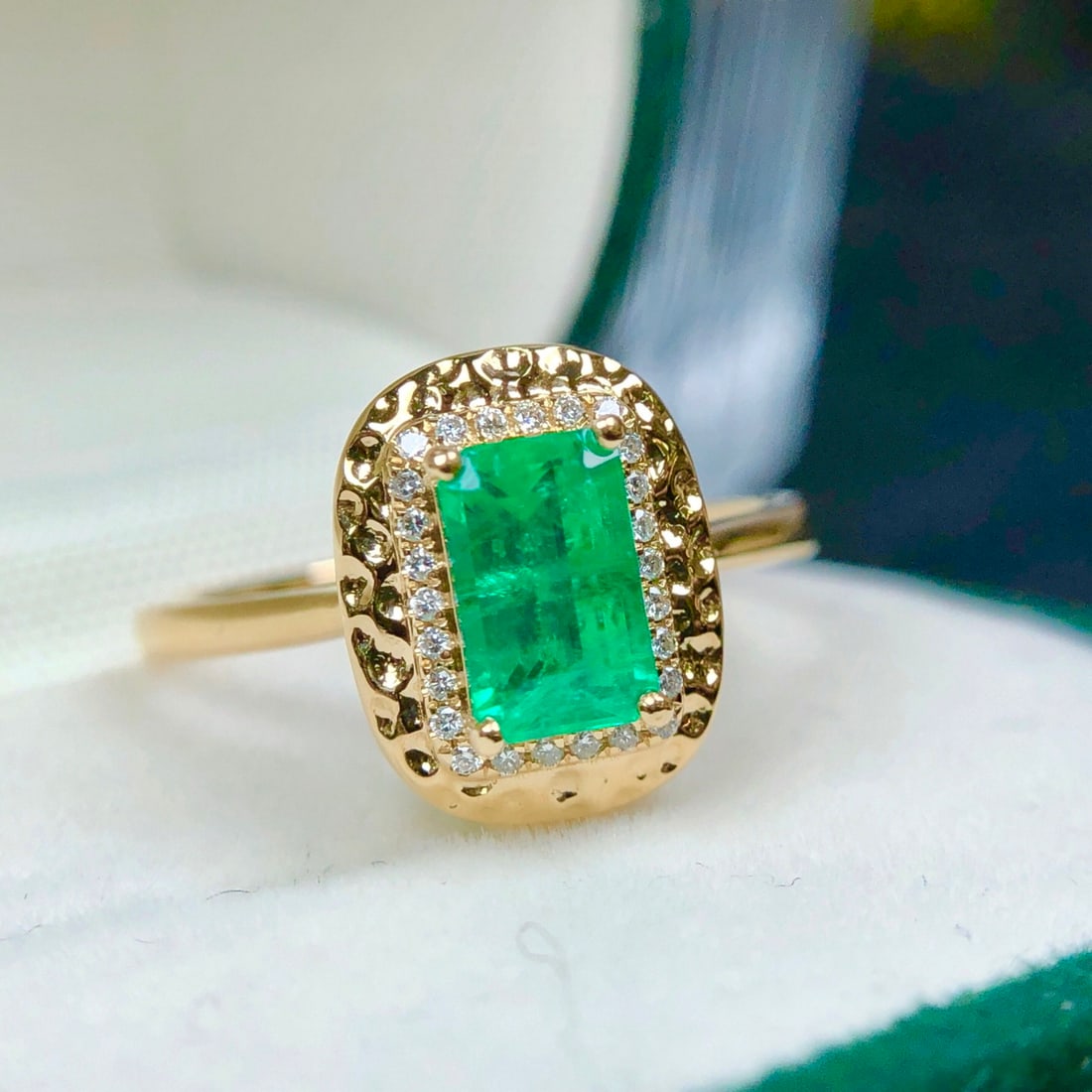 14k Gold 0.95 Ctw Vivid Green Natural Emerald & Diamond Ring - 4