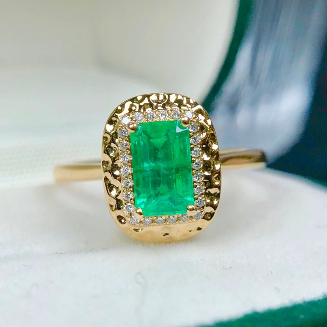 14k Gold 0.95 Ctw Vivid Green Natural Emerald & Diamond Ring - 5