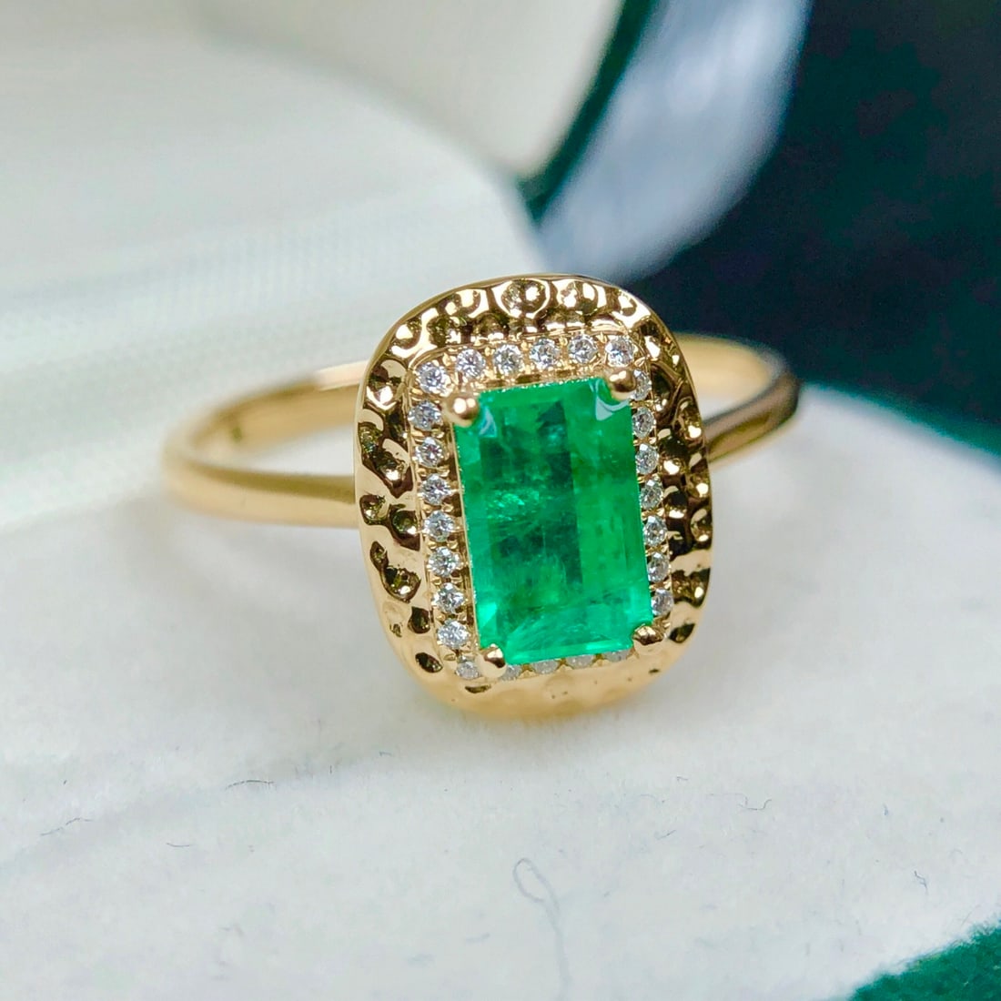 14k Gold 0.95 Ctw Vivid Green Natural Emerald & Diamond Ring - 6