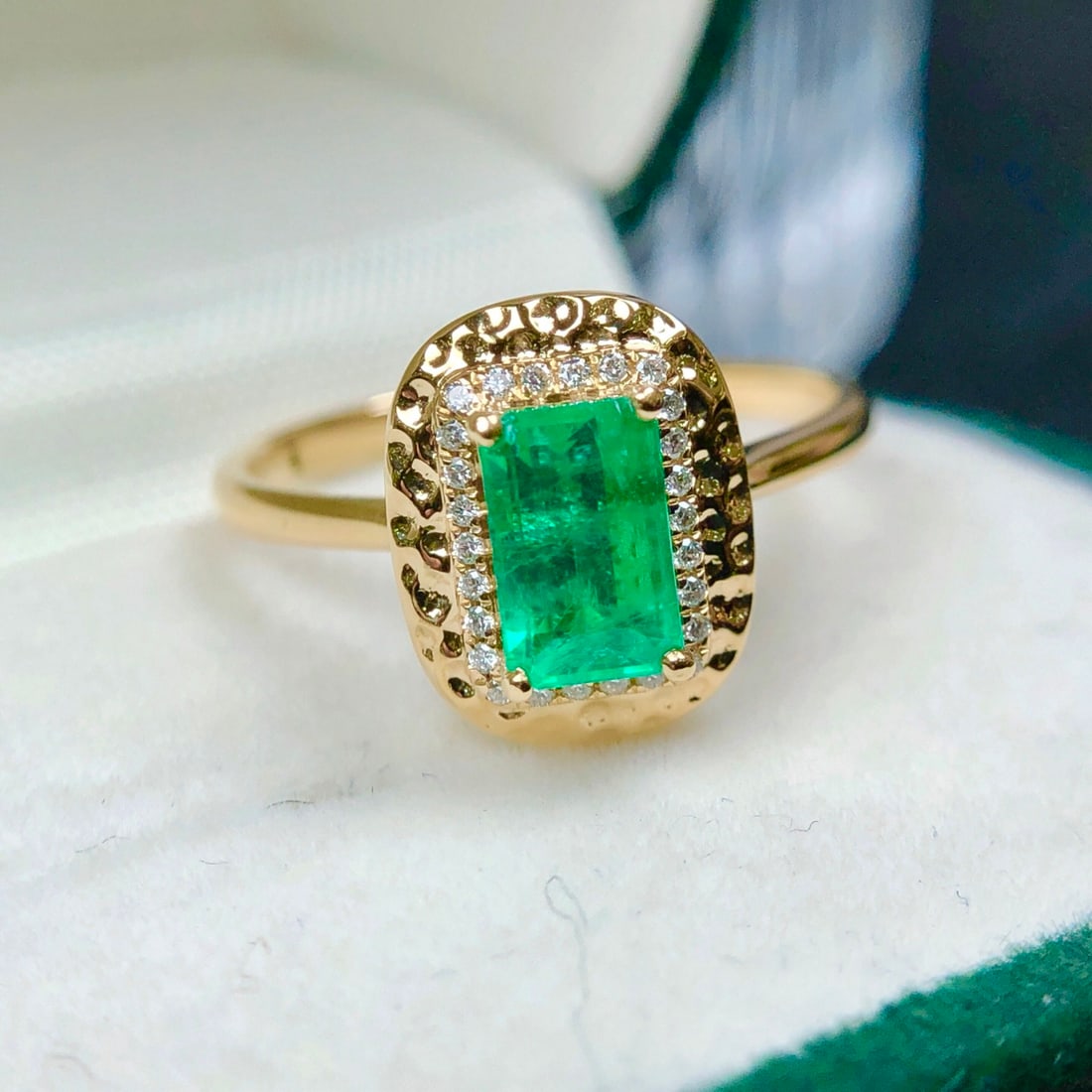 14k Gold 0.95 Ctw Vivid Green Natural Emerald & Diamond Ring - 7