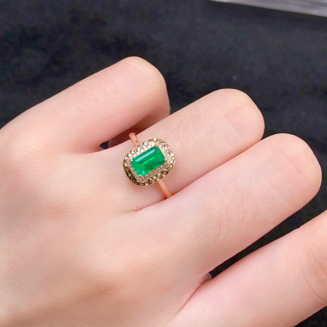 14k Gold 0.95 Ctw Vivid Green Natural Emerald & Diamond Ring - 9