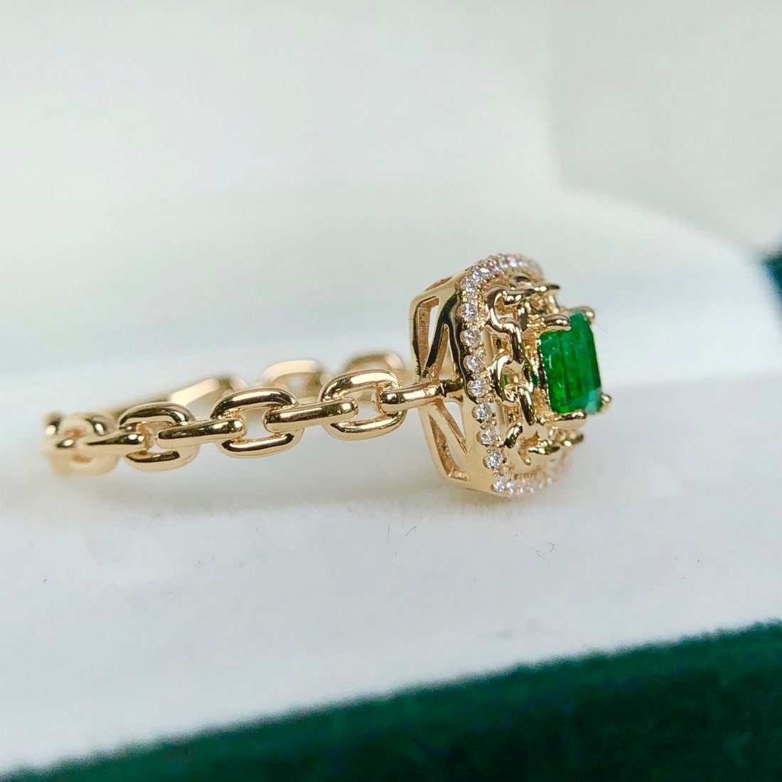 14k Gold 0.39 Ctw Vivid Green Natural Emerald & Diamond Ring - 2