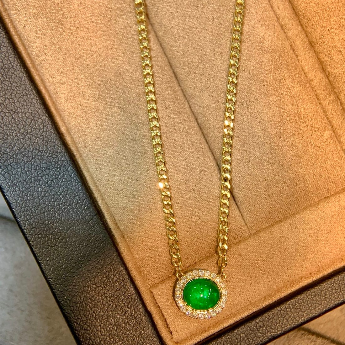 14k Gold 0.86 Ctw Vivid Green Natural Emerald & Diamond Necklace: Ref:231102222 // gold content:14k gold // main gemstone:emerald // shape:oval // carat weight:0. 75ct // color:vivid green // treatment:natural // // adjacent gemstone 2 : diamond // shape:round //