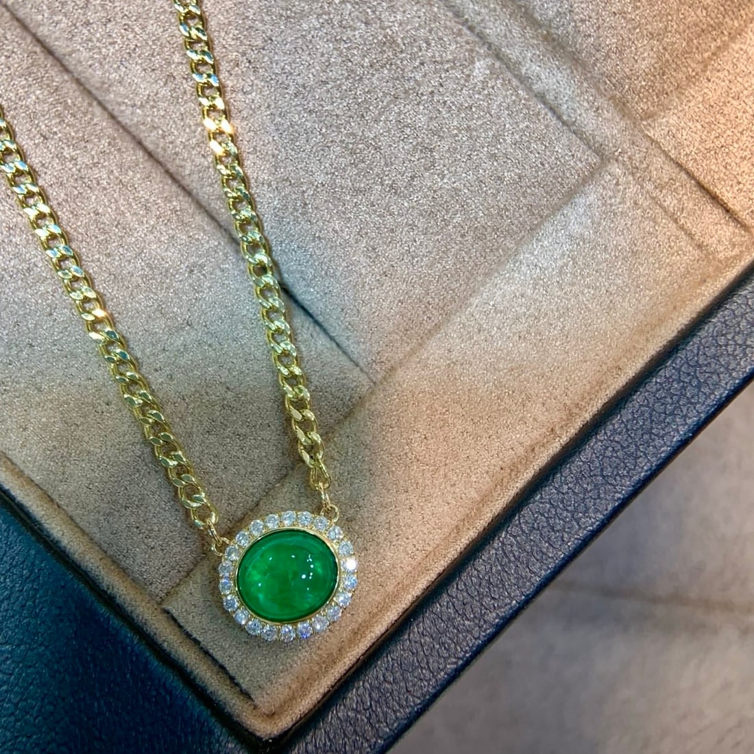 14k Gold 0.86 Ctw Vivid Green Natural Emerald & Diamond Necklace - 2