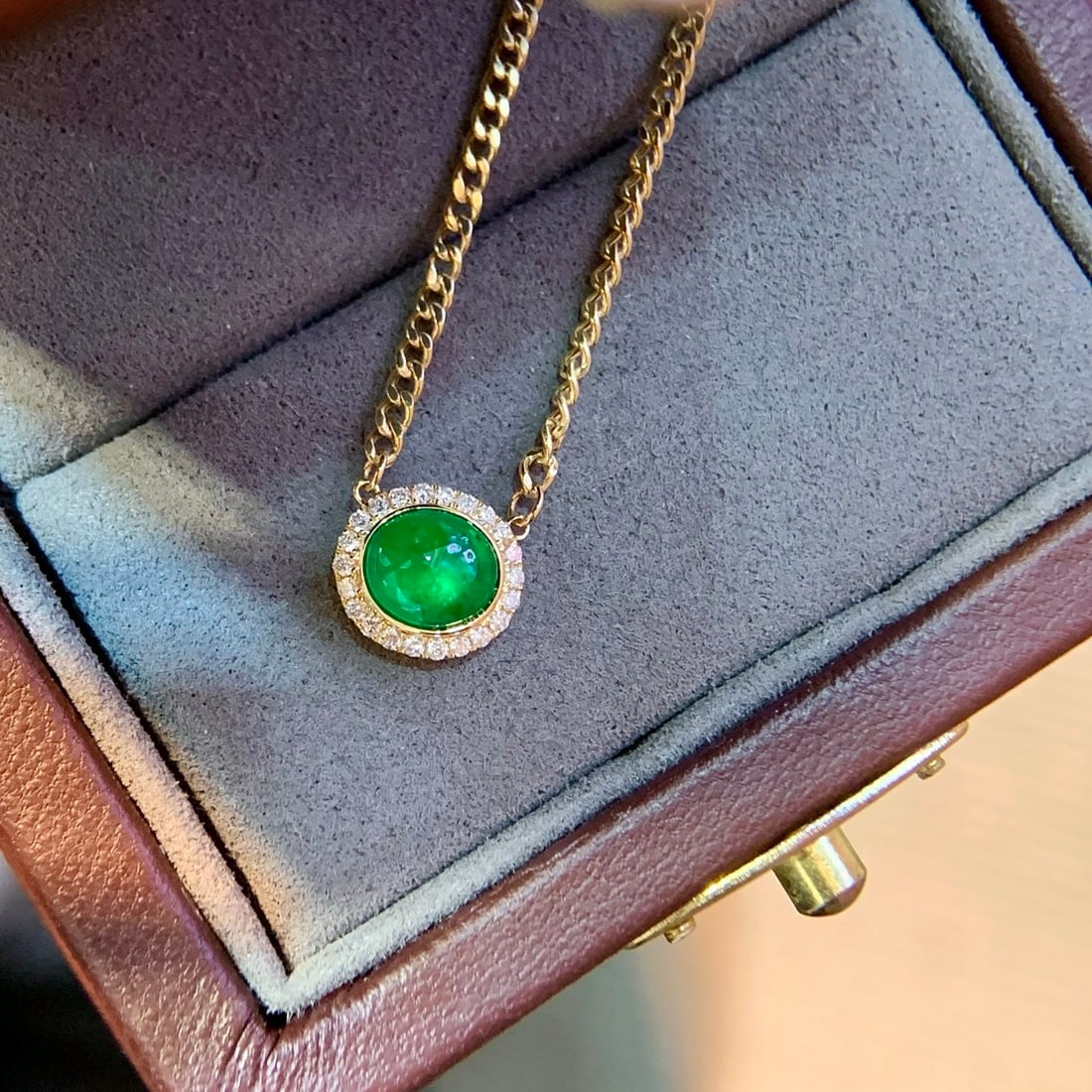 14k Gold 0.86 Ctw Vivid Green Natural Emerald & Diamond Necklace - 4