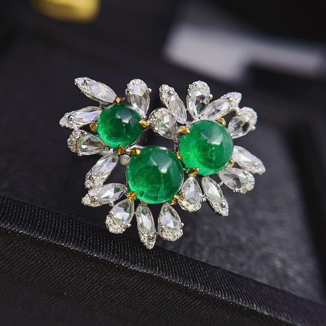 14k Gold 3.65 Ct Vivid Green Natural Emerald & Diamond Ring: Ref:231102296 // gold content:14k gold // ring size:7. 25us // // main gemstone:emerald // shape:round // carat weight:3. 65ct // color:vivid green // treatment:natural // cut grade:g // // adjacent g
