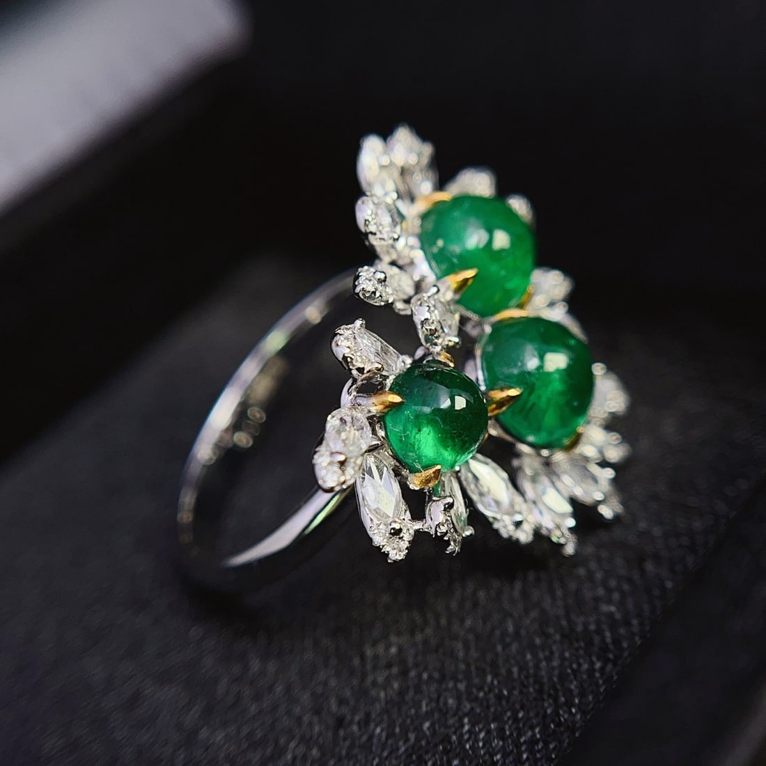 14k Gold 3.65 Ct Vivid Green Natural Emerald & Diamond Ring - 2