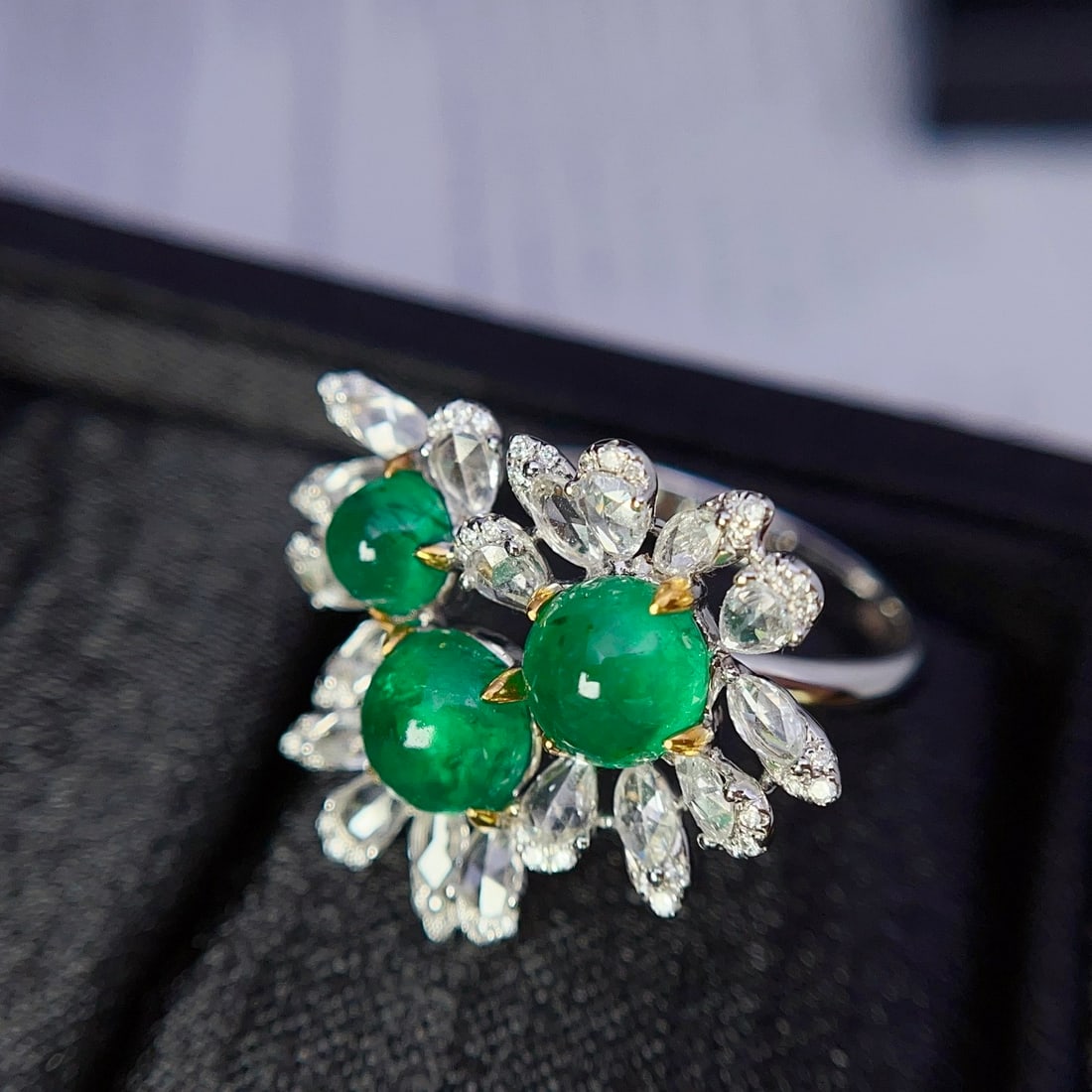 14k Gold 3.65 Ct Vivid Green Natural Emerald & Diamond Ring - 3