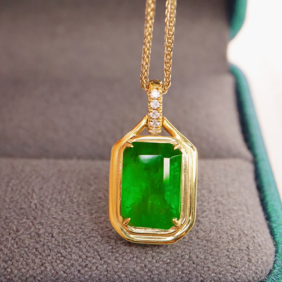 14k Gold 1.90 Ct Vivid Green Natural Emerald & Diamond Pendant( Without Chain ) - 3